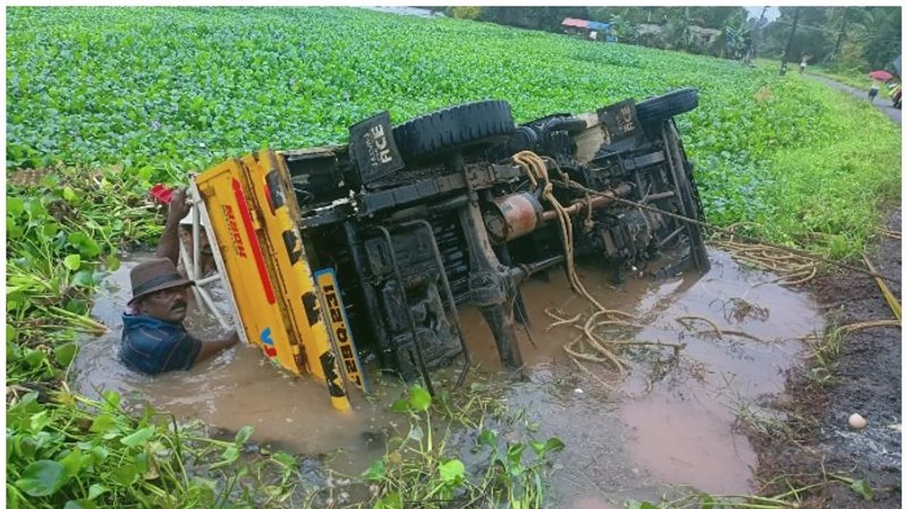 മുട്ട കയറ്റി വന്ന പിക് അപ്പ് വാന് പാടത്തേക്ക് മറിഞ്ഞു മുട്ട കയറ്റി വന്ന പിക് അപ്പ് വാന് പാടത്തേക്ക് മറിഞ്ഞു
