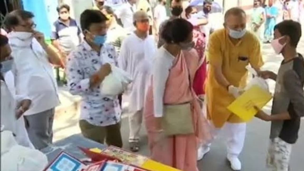 করোনার জেরে ঘরবন্দী, বাড়ি বাড়ি গিয়ে পড়ুয়াদের খেলার সামগ্রী দিল স্কুল করোনার জেরে ঘরবন্দী, বাড়ি বাড়ি গিয়ে পড়ুয়াদের খেলার সামগ্রী দিল স্কুল