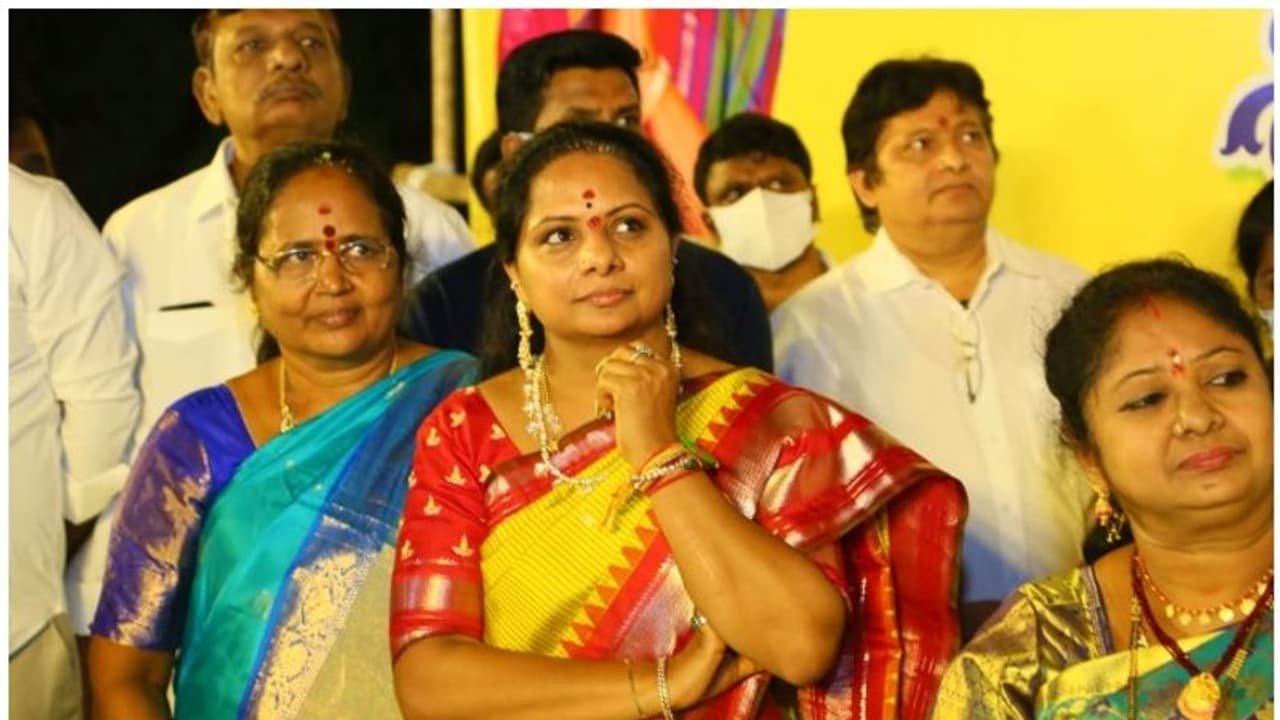 ఎమ్మెల్సీ కల్వకుంట్ల కవిత ఇంట్లో ఈడీ అధికారుల సోదాలు.. ఎమ్మెల్సీ కల్వకుంట్ల కవిత ఇంట్లో ఈడీ అధికారుల సోదాలు..