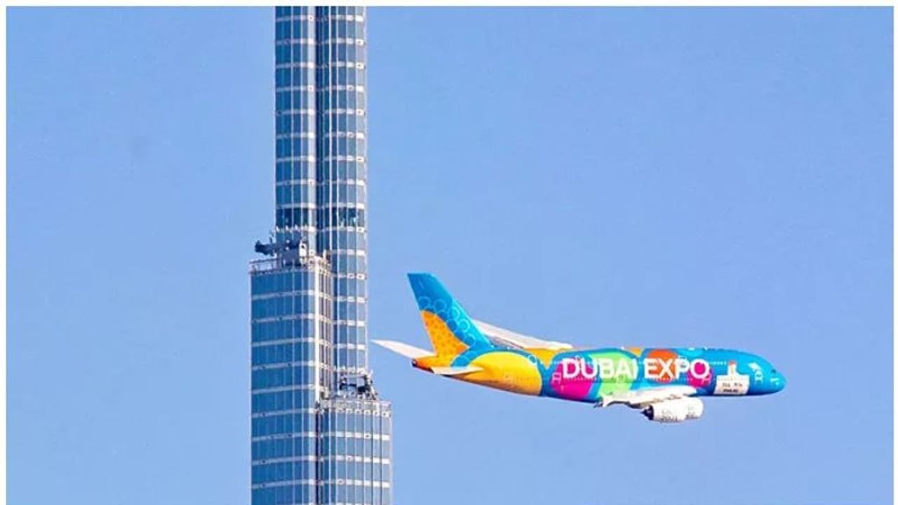 ബുര്ജിന് സമീപം കാഴ്ചക്കാര്ക്ക് വിരുന്നൊരുക്കി 'എക്സ്പോ സ്പെഷ്യല്' വിമാനം ബുര്ജിന് സമീപം കാഴ്ചക്കാര്ക്ക് വിരുന്നൊരുക്കി 'എക്സ്പോ സ്പെഷ്യല്' വിമാനം