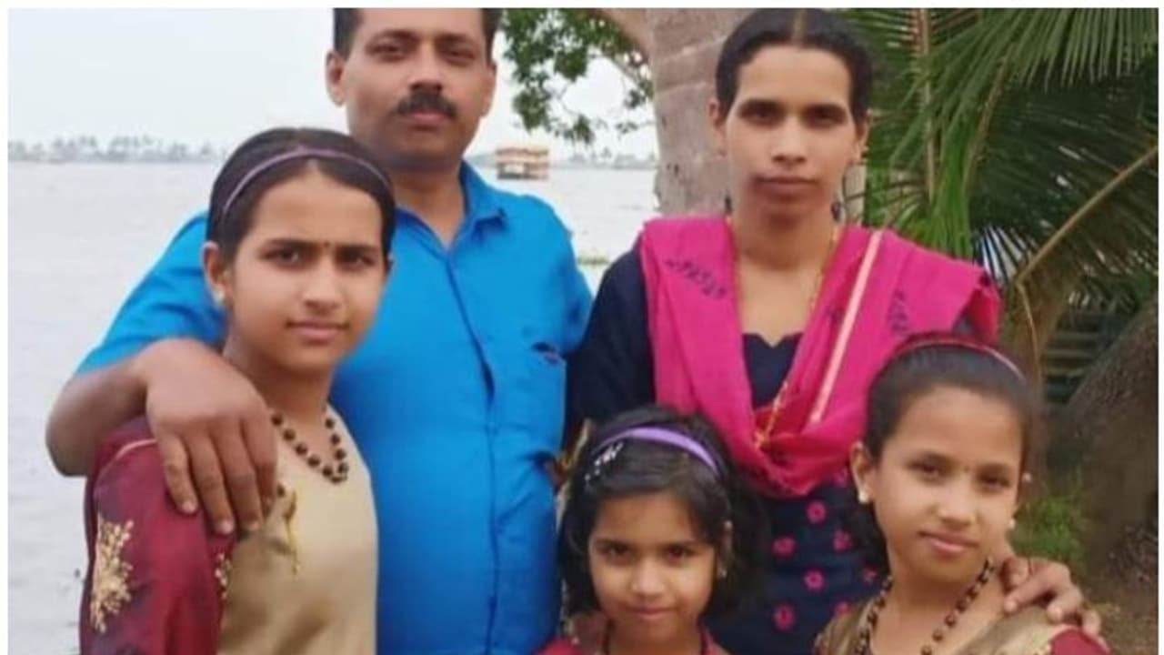 കൂട്ടിക്കലിൽ ഹൃദയം നുറുങ്ങി കേരളം, ഉരുൾപൊട്ടൽ കവർന്നത് ഒരു കുടുംബത്തെ ആറ് പേരെ, പ്രദേശം ഒറ്റപ്പെട്ടു കൂട്ടിക്കലിൽ ഹൃദയം നുറുങ്ങി കേരളം, ഉരുൾപൊട്ടൽ കവർന്നത് ഒരു കുടുംബത്തെ ആറ് പേരെ, പ്രദേശം ഒറ്റപ്പെട്ടു