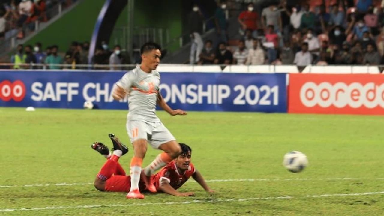 നേപ്പാളിനെ വീഴ്ത്തി സാഫ് കപ്പില് ഇന്ത്യ ജേതാക്കള്, ഗോള് നേട്ടത്തില് ഛേത്രി മെസിക്കൊപ്പം; സഹലിനും ഗോള് നേപ്പാളിനെ വീഴ്ത്തി സാഫ് കപ്പില് ഇന്ത്യ ജേതാക്കള്, ഗോള് നേട്ടത്തില് ഛേത്രി മെസിക്കൊപ്പം; സഹലിനും ഗോള്