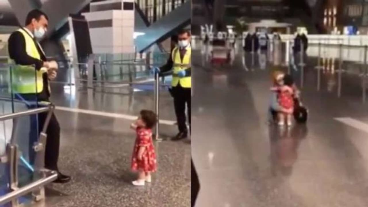 ആന്റിയെ ഒന്ന് കെട്ടിപ്പിടിച്ചോട്ടെ, എയർപോർട്ട് ജീവനക്കാരോട് അനുവാദം ചോദിച്ച് കുഞ്ഞ്, വൈറലായി വീഡിയോ ആന്റിയെ ഒന്ന് കെട്ടിപ്പിടിച്ചോട്ടെ, എയർപോർട്ട് ജീവനക്കാരോട് അനുവാദം ചോദിച്ച് കുഞ്ഞ്, വൈറലായി വീഡിയോ