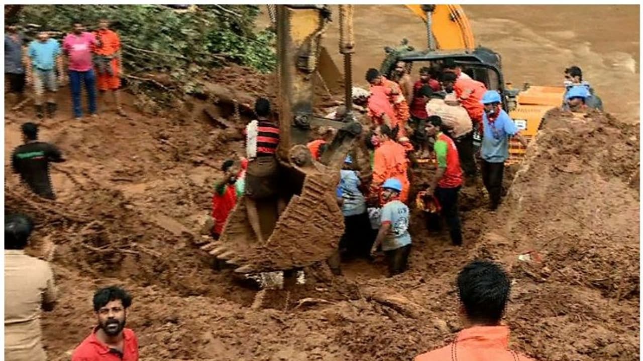 കൊക്കയാറിൽ കണ്ണീർ കാഴ്ച്ച, മണ്ണില് പുതഞ്ഞ് മൃതദേഹങ്ങള്, 3 കുട്ടികളുടെ മൃതദേഹം കണ്ടെത്തി,തെരച്ചില് തുടരുന്നു കൊക്കയാറിൽ കണ്ണീർ കാഴ്ച്ച, മണ്ണില് പുതഞ്ഞ് മൃതദേഹങ്ങള്, 3 കുട്ടികളുടെ മൃതദേഹം കണ്ടെത്തി,തെരച്ചില് തുടരുന്നു