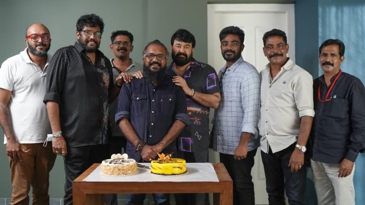 മികച്ച കലാസംവിധാനം; സന്തോഷ് രാമന്റെ നേട്ടം ആഘോഷിച്ച് ടീം 'എലോണ്' മികച്ച കലാസംവിധാനം; സന്തോഷ് രാമന്റെ നേട്ടം ആഘോഷിച്ച് ടീം 'എലോണ്'