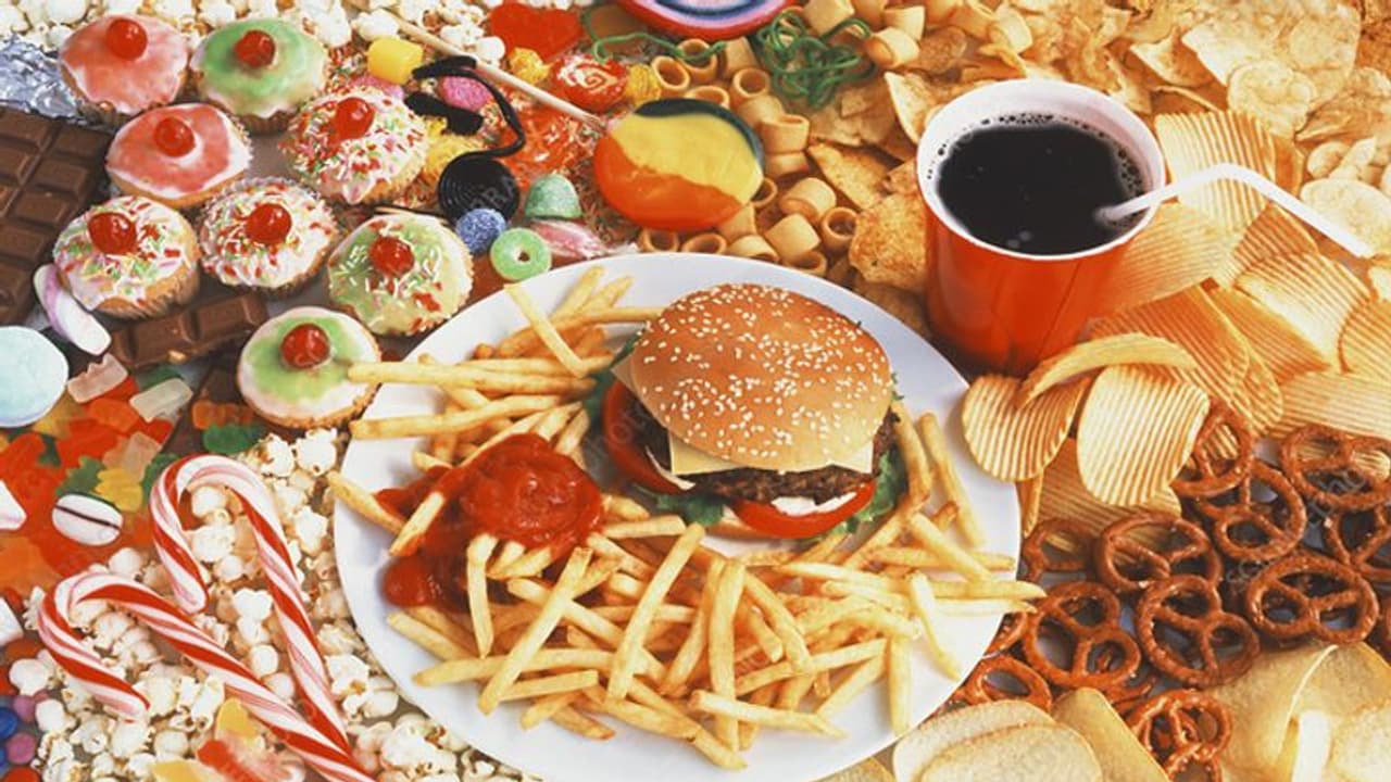 ഫാസ്റ്റ് ഫുഡ് പ്രിയരാണോ? എങ്കിൽ ഒന്ന് ശ്രദ്ധിക്കൂ ഫാസ്റ്റ് ഫുഡ് പ്രിയരാണോ? എങ്കിൽ ഒന്ന് ശ്രദ്ധിക്കൂ