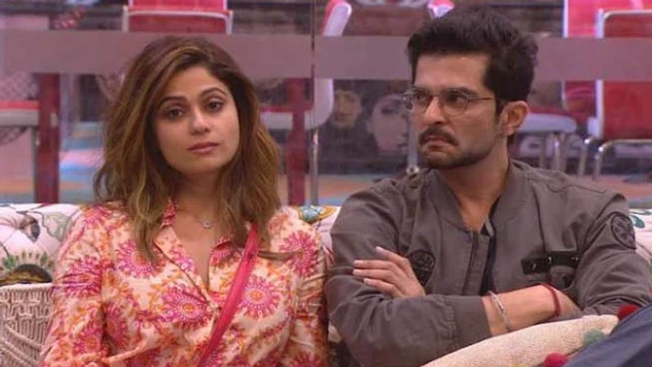 Bigg Boss 15: इस कंटेस्टेंट का दिमाग ठीक करने आएंगे राकेश बापट, इनसे मिलने के लिए बढ़ रही बैचेनी Bigg Boss 15: इस कंटेस्टेंट का दिमाग ठीक करने आएंगे राकेश बापट, इनसे मिलने के लिए बढ़ रही बैचेनी