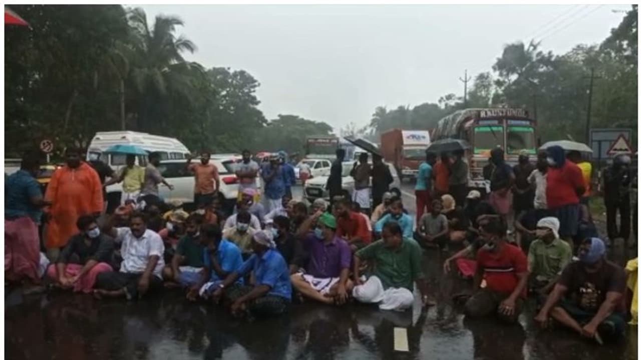 3 മത്സ്യത്തൊഴിലാളികളെ കടലില് കാണാതായിട്ട് ഇത് നാലാം ദിവസം, പ്രതിഷേധിച്ച് മത്സ്യത്തൊഴിലാളികള്, റോഡ് ഉപരോധം 3 മത്സ്യത്തൊഴിലാളികളെ കടലില് കാണാതായിട്ട് ഇത് നാലാം ദിവസം, പ്രതിഷേധിച്ച് മത്സ്യത്തൊഴിലാളികള്, റോഡ് ഉപരോധം