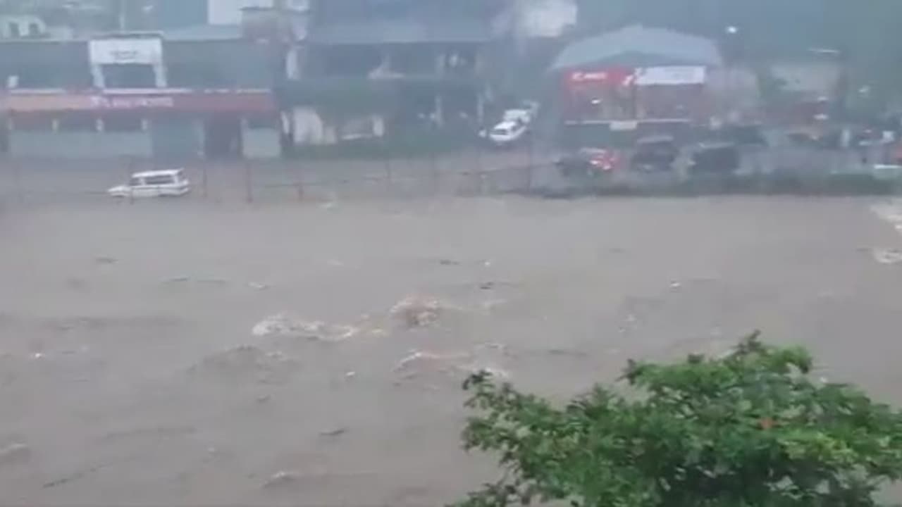 నిర్మల్ జిల్లాలో ఎడతెరిపి లేని వర్షం.. గెడ్డన్న ప్రాజెక్ట్ గేట్లు ఎత్తివేత, భైంసాను ముంచెత్తిన వరద నిర్మల్ జిల్లాలో ఎడతెరిపి లేని వర్షం.. గెడ్డన్న ప్రాజెక్ట్ గేట్లు ఎత్తివేత, భైంసాను ముంచెత్తిన వరద