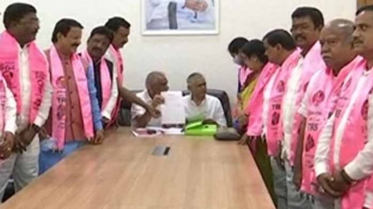 టీఆర్ఎస్ రాష్ట్ర అధ్యక్ష పదవికి ఎన్నిక: కేసీఆర్ను ప్రతిపాదిస్తూ మంత్రుల నామినేషన్లు(వీడియో) టీఆర్ఎస్ రాష్ట్ర అధ్యక్ష పదవికి ఎన్నిక: కేసీఆర్ను ప్రతిపాదిస్తూ మంత్రుల నామినేషన్లు(వీడియో)