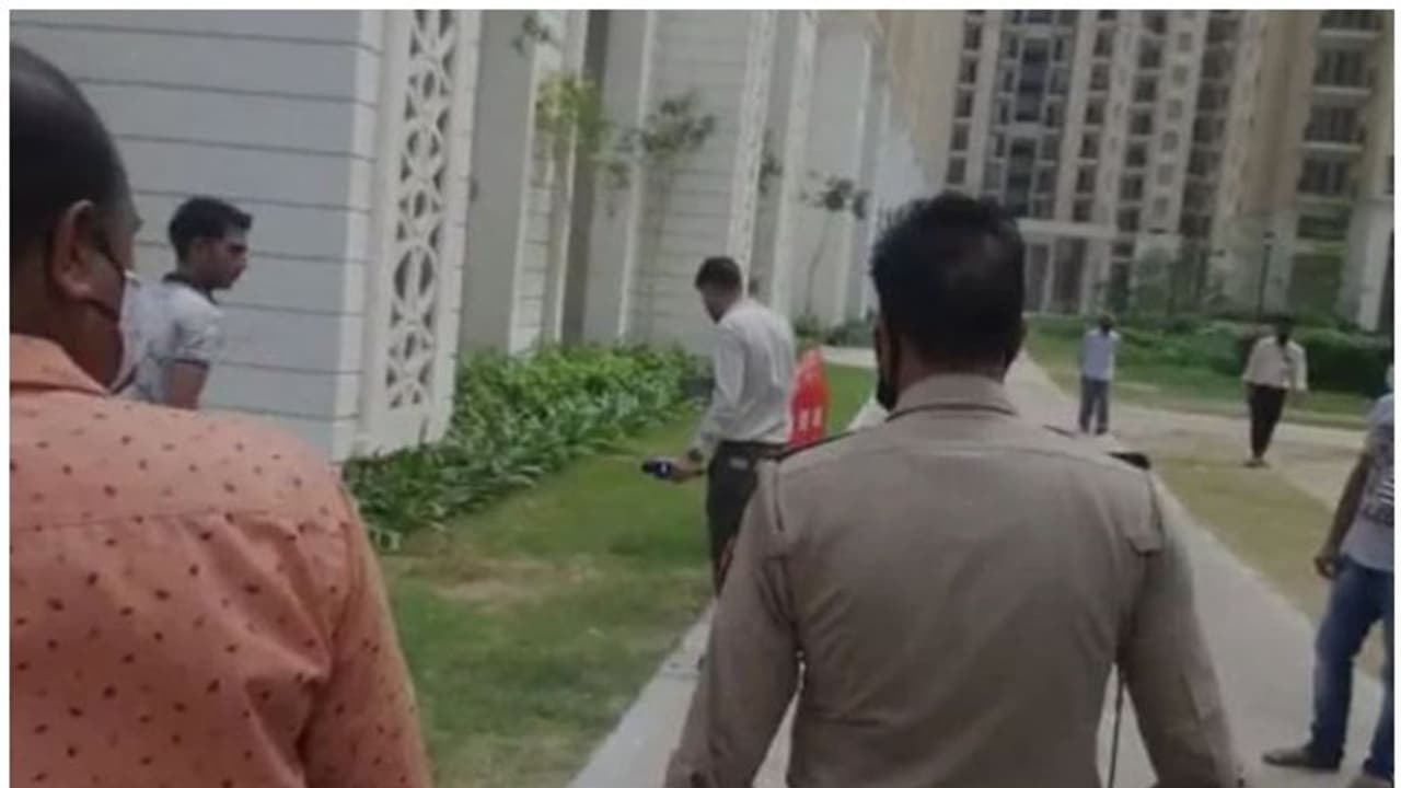 ഫ്ലാറ്റിന്റെ 25ാം നിലയിൽ നിന്ന് വീണ് ഇരട്ടക്കുട്ടികള്ക്ക് ദാരുണാന്ത്യം ഫ്ലാറ്റിന്റെ 25ാം നിലയിൽ നിന്ന് വീണ് ഇരട്ടക്കുട്ടികള്ക്ക് ദാരുണാന്ത്യം