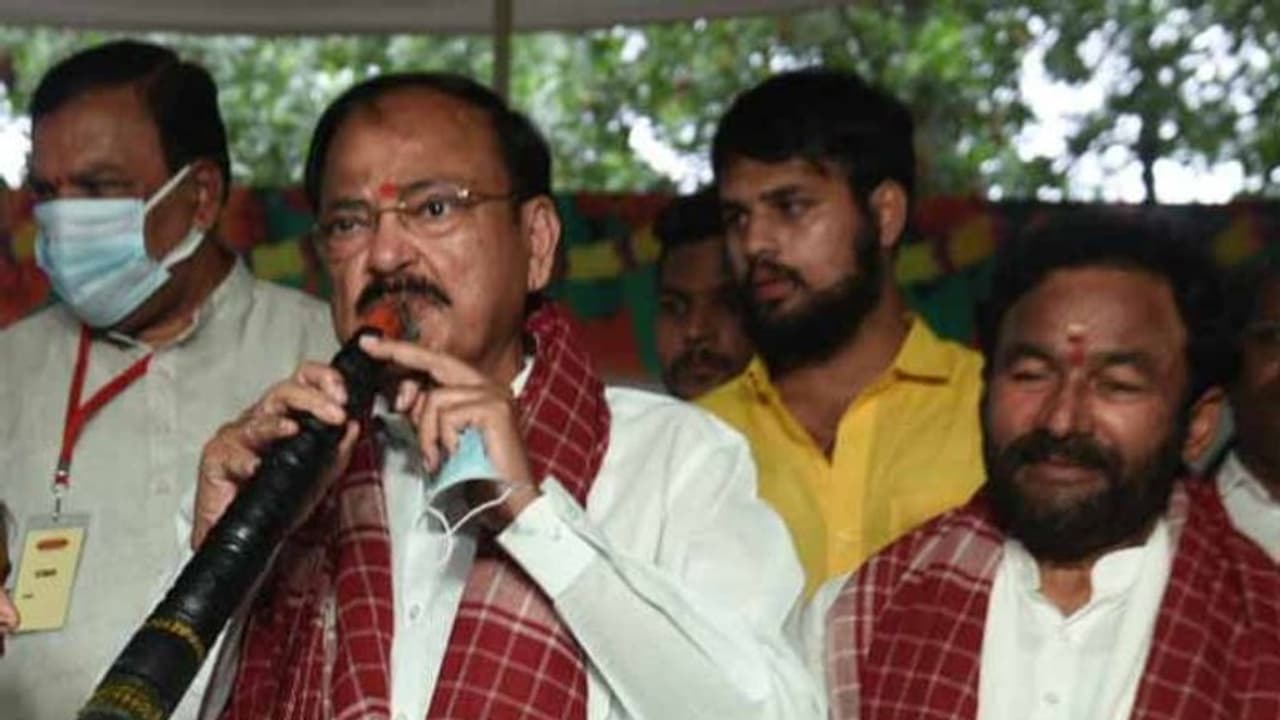 సంస్కృతి, సంప్రదాయాలను కాపాడుకోవాలి: అలయ్ బలయ్లో ఉపరాష్ట్రపతి వెంకయ్య సంస్కృతి, సంప్రదాయాలను కాపాడుకోవాలి: అలయ్ బలయ్లో ఉపరాష్ట్రపతి వెంకయ్య