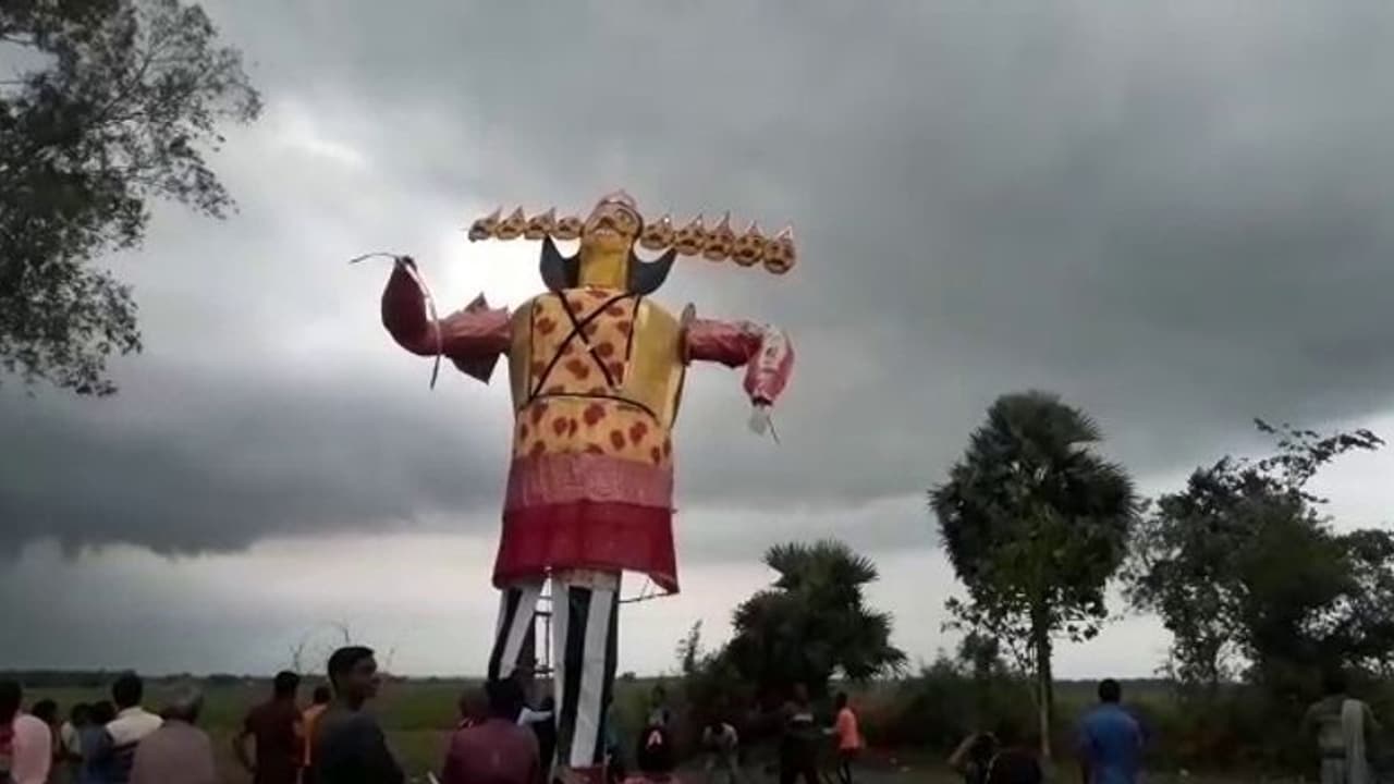 প্রবল বৃষ্টির জেরে বধের আগে মাঠে দাঁড়িয়ে ভিজছে রাবণ, কোথাও ত্রিপলে মোড়া অবস্থায় পড়ে ময়দানে প্রবল বৃষ্টির জেরে বধের আগে মাঠে দাঁড়িয়ে ভিজছে রাবণ, কোথাও ত্রিপলে মোড়া অবস্থায় পড়ে ময়দানে