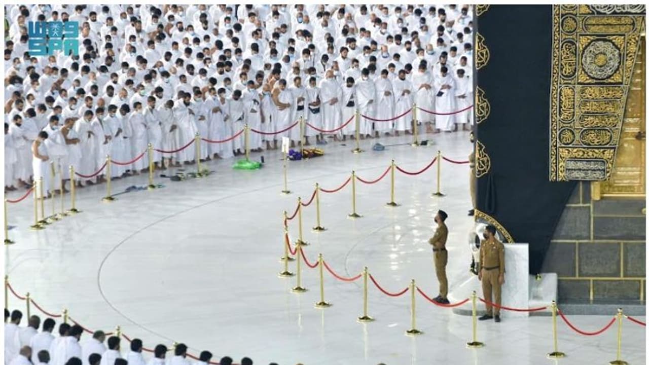 മക്ക, മദീന പള്ളികളില് സാമൂഹിക അകലം പാലിക്കാതെ ആളുകളെ പ്രവേശിപ്പിച്ച് തുടങ്ങി മക്ക, മദീന പള്ളികളില് സാമൂഹിക അകലം പാലിക്കാതെ ആളുകളെ പ്രവേശിപ്പിച്ച് തുടങ്ങി