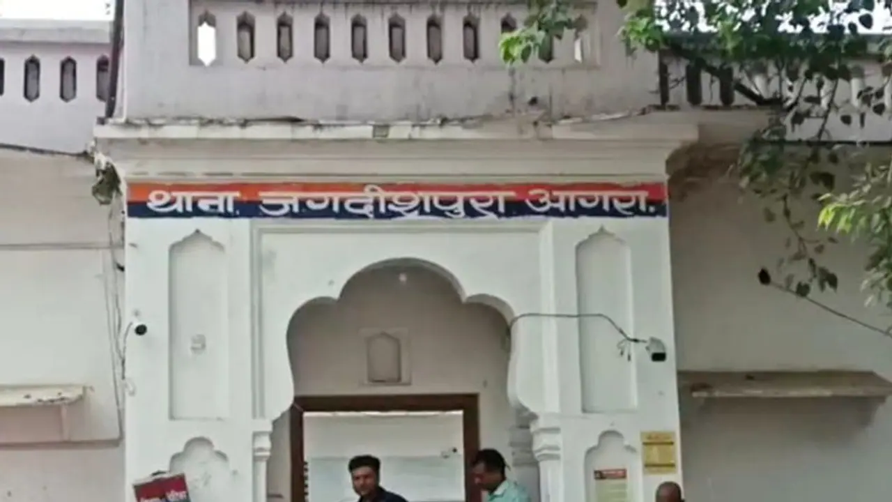 UP में थाने ही सुरक्षित नहीं: मालखाने से 25 लाख रुपए चोरी, इंस्पेक्टर समेत 6 पुलिसवाले सस्पेंड UP में थाने ही सुरक्षित नहीं: मालखाने से 25 लाख रुपए चोरी, इंस्पेक्टर समेत 6 पुलिसवाले सस्पेंड