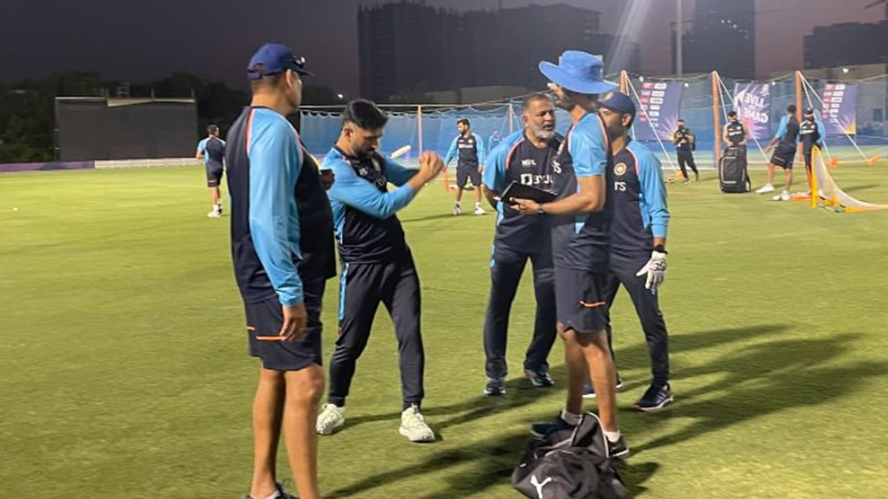 T20 Worldcup:టీమిండియా త్రో డౌన్ స్పెషలిస్ట్ గా ధోనీ.. ట్విట్టర్ ఏమంటుందంటే..! T20 Worldcup:టీమిండియా త్రో డౌన్ స్పెషలిస్ట్ గా ధోనీ.. ట్విట్టర్ ఏమంటుందంటే..!