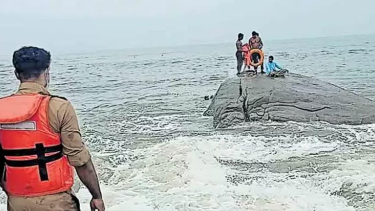കടല്ക്ഷോഭ സമയത്ത് കടലിലെ പാറയില് ധ്യാനമിരിക്കാന് പോയി കുടുങ്ങി; യുവാവിനെ തിരിച്ചെത്തിച്ചത് ബലമായി കടല്ക്ഷോഭ സമയത്ത് കടലിലെ പാറയില് ധ്യാനമിരിക്കാന് പോയി കുടുങ്ങി; യുവാവിനെ തിരിച്ചെത്തിച്ചത് ബലമായി