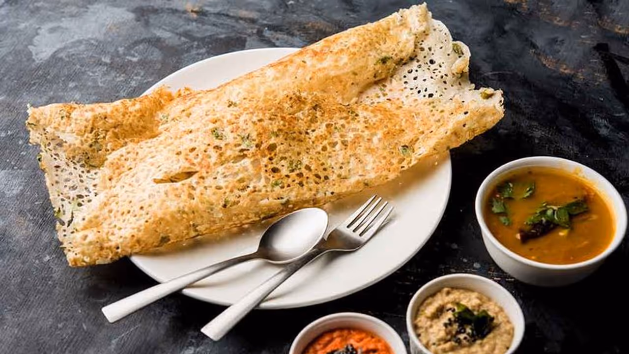 ബ്രേക്ക്ഫാസ്റ്റിന് എന്താണ് കഴിക്കാൻ? കിടിലനൊരു റവ ദോശ തയ്യാറാക്കിയാലോ...