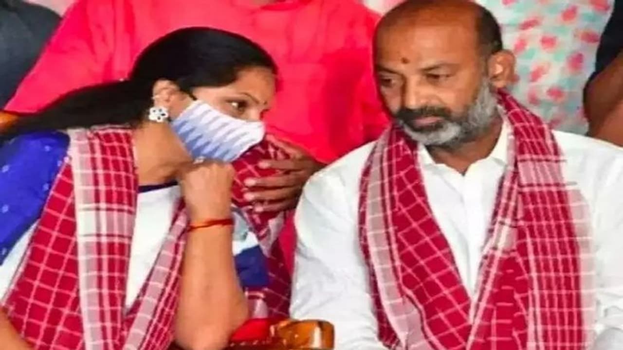 ఒకే వేదికపై బండి సంజయ్, కల్వకుంట్ల కవిత... ముచ్చట్లు పెట్టి.. ఆసక్తి రేపి... ఒకే వేదికపై బండి సంజయ్, కల్వకుంట్ల కవిత... ముచ్చట్లు పెట్టి.. ఆసక్తి రేపి...