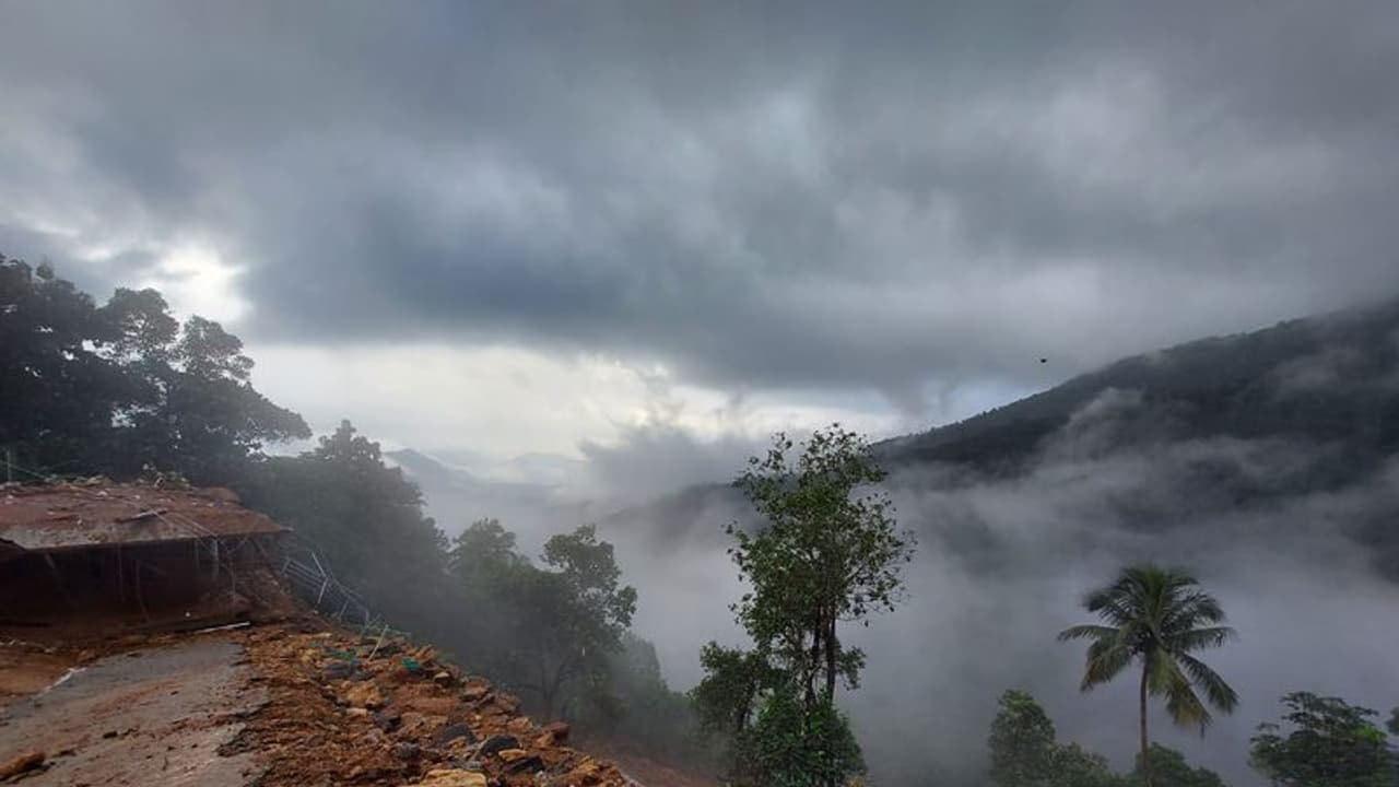 സംസ്ഥാനത്ത് ഉച്ചയ്ക്ക് ശേഷം അതിതീവ്രമഴയ്ക്ക് സാധ്യത: മുൻകരുതലിൻ്റെ ഭാഗമായി നാലായിരം പേർ ക്യാംപുകളിൽ സംസ്ഥാനത്ത് ഉച്ചയ്ക്ക് ശേഷം അതിതീവ്രമഴയ്ക്ക് സാധ്യത: മുൻകരുതലിൻ്റെ ഭാഗമായി നാലായിരം പേർ ക്യാംപുകളിൽ