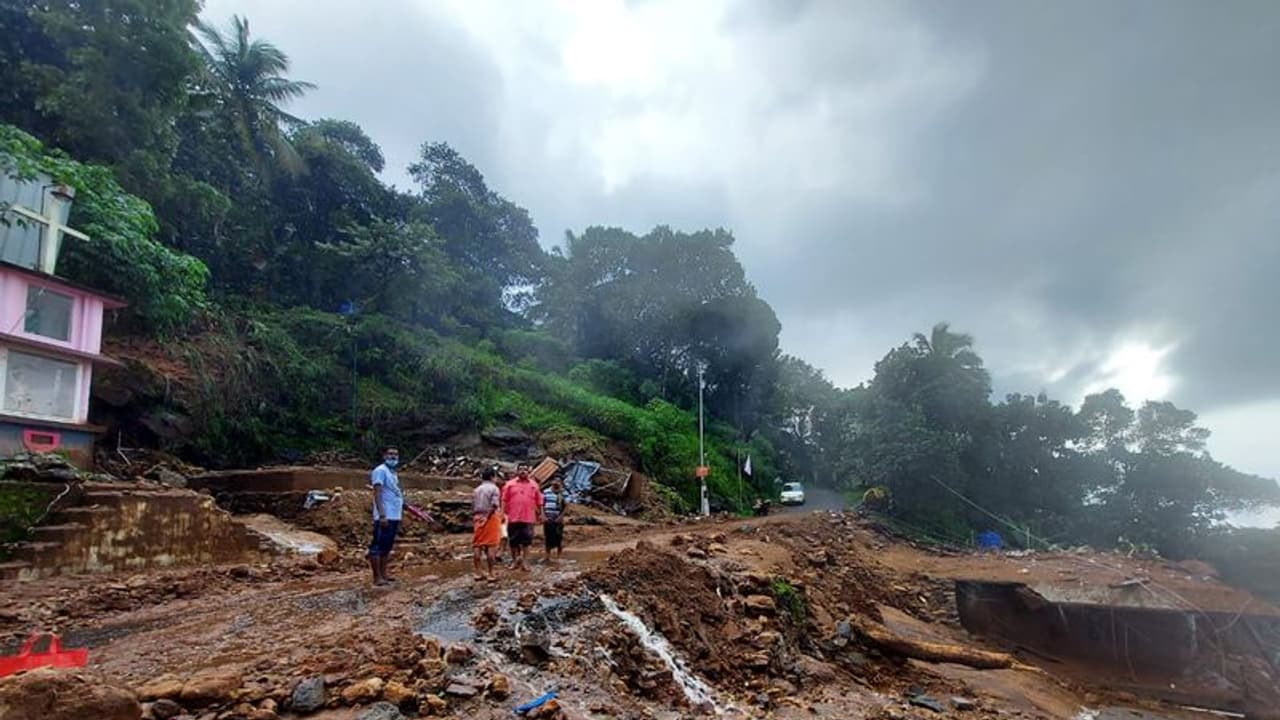 Kerala Floods: ఒకే కుటుంబంలో ఆరుగురు బలి..! Kerala Floods: ఒకే కుటుంబంలో ఆరుగురు బలి..!