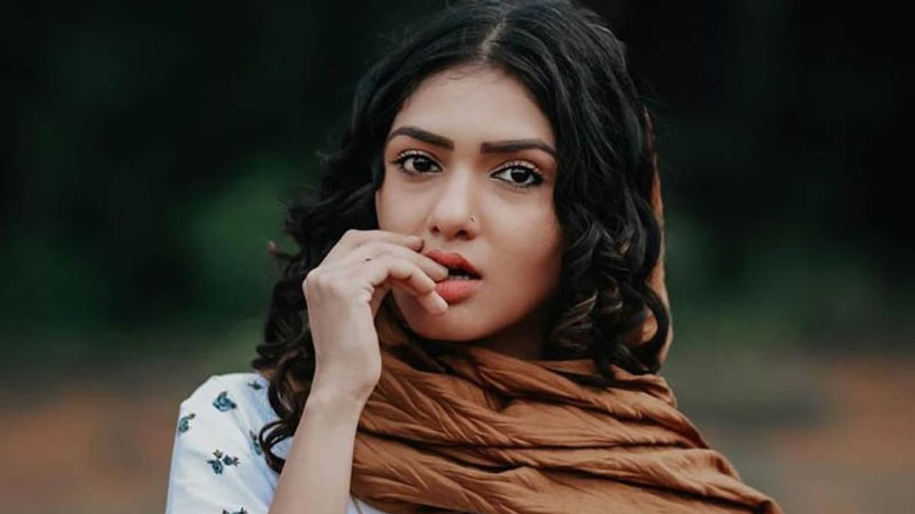 पहले एक्ट्रेस की तेज रफ्तार कार ने कईयों को ठोका फिर जब लोगों ने घेरा तो हाथ जोड़कर मांगी माफी