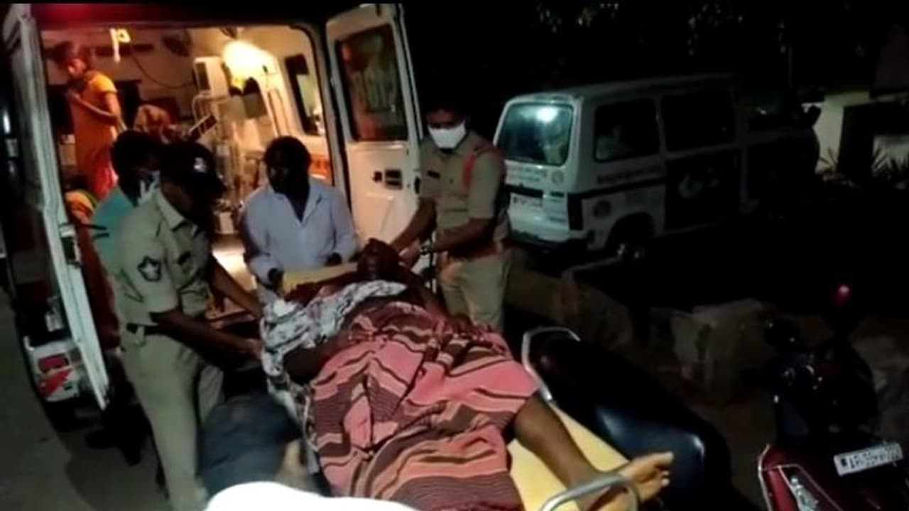 మైలవరంలో ఘోరం... నిద్రిస్తున్న భార్య, అత్తామామ, మరదలిని కత్తితో నరికిన దుర్మార్గుడు మైలవరంలో ఘోరం... నిద్రిస్తున్న భార్య, అత్తామామ, మరదలిని కత్తితో నరికిన దుర్మార్గుడు