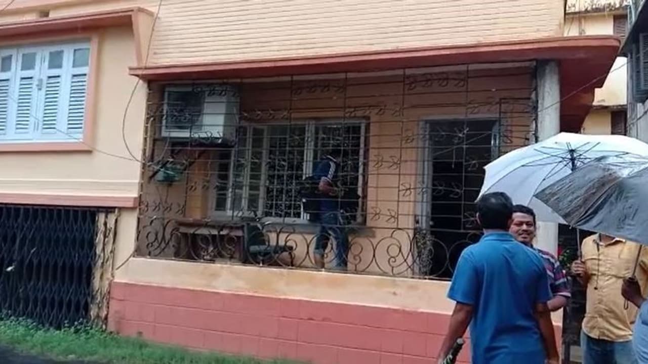 গড়িয়াহাটে জোড়া খুন, একতলায় বাড়ির মালিক ও দোতলায় উদ্ধার গাড়ি চালকের রক্তাক্ত দেহ গড়িয়াহাটে জোড়া খুন, একতলায় বাড়ির মালিক ও দোতলায় উদ্ধার গাড়ি চালকের রক্তাক্ত দেহ