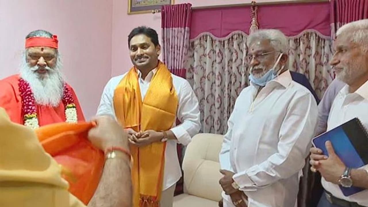 దత్తపీఠంలో వైఎస్ జగన్.. అమ్మవారిని దర్శించుకుని, గణపతి సచ్చిదానంద స్వామితో భేటీ.. దత్తపీఠంలో వైఎస్ జగన్.. అమ్మవారిని దర్శించుకుని, గణపతి సచ్చిదానంద స్వామితో భేటీ..