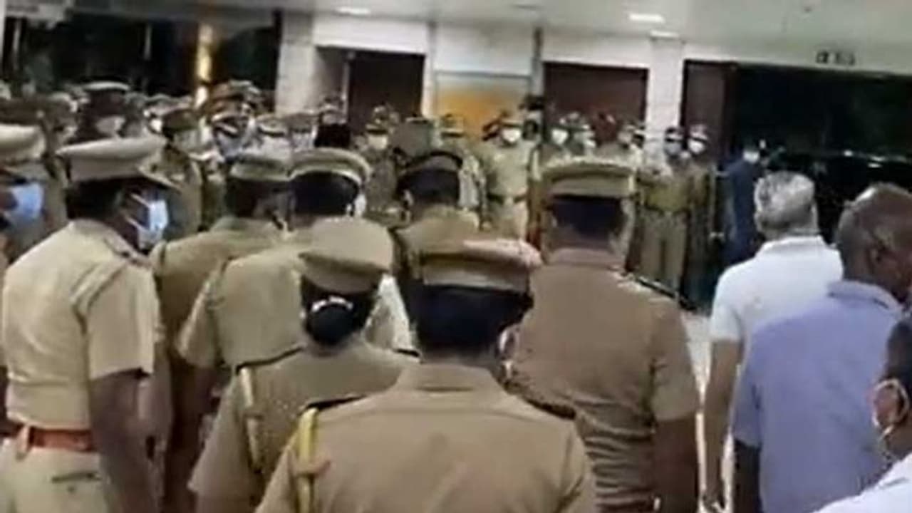 మహిళా పోలీస్ తో అసభ్య ప్రవర్తన.. యాదగిరి గుట్ట సీఐపై వేటు... మహిళా పోలీస్ తో అసభ్య ప్రవర్తన.. యాదగిరి గుట్ట సీఐపై వేటు...