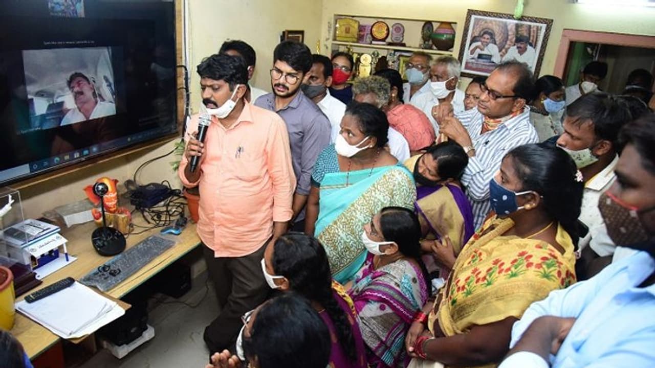 మహిళల చేతుల్లో డబ్బు పెడితే మంచి జరుగుతుంది.. పేర్ని నాని మహిళల చేతుల్లో డబ్బు పెడితే మంచి జరుగుతుంది.. పేర్ని నాని