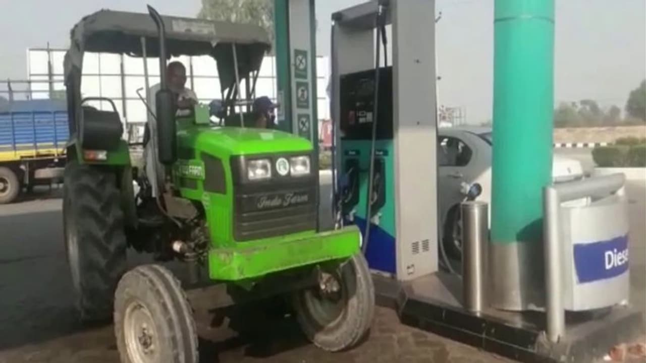 आसमान छू रहीं डीजल की कीमतें: लेकिन MP में किसानों को यहां मिल रही स्पेशल छूट, मालिक ने कहा कमाई नहीं करनी आसमान छू रहीं डीजल की कीमतें: लेकिन MP में किसानों को यहां मिल रही स्पेशल छूट, मालिक ने कहा कमाई नहीं करनी