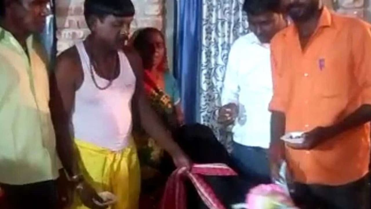 ऐसी भी बर्थडे पार्टी : बकरे का मनाया जन्मदिन, मोहल्ले को दी दावत, शादी की तरह हुआ बड़ा जश्न ऐसी भी बर्थडे पार्टी : बकरे का मनाया जन्मदिन, मोहल्ले को दी दावत, शादी की तरह हुआ बड़ा जश्न