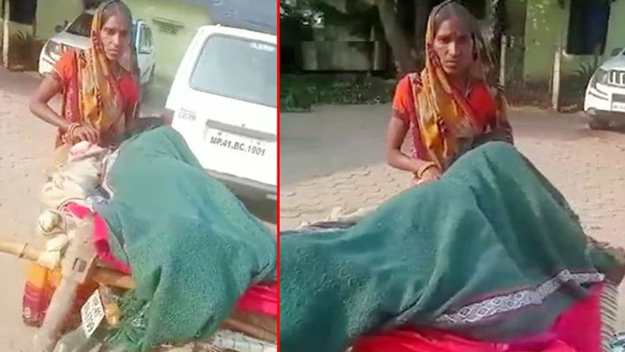 MP गजब है: एंबुलेंस नहीं मिली तो बाइक पर खटिया बांधी और दिव्यांग बेटी को अस्पताल लेकर पहुंचा पिता