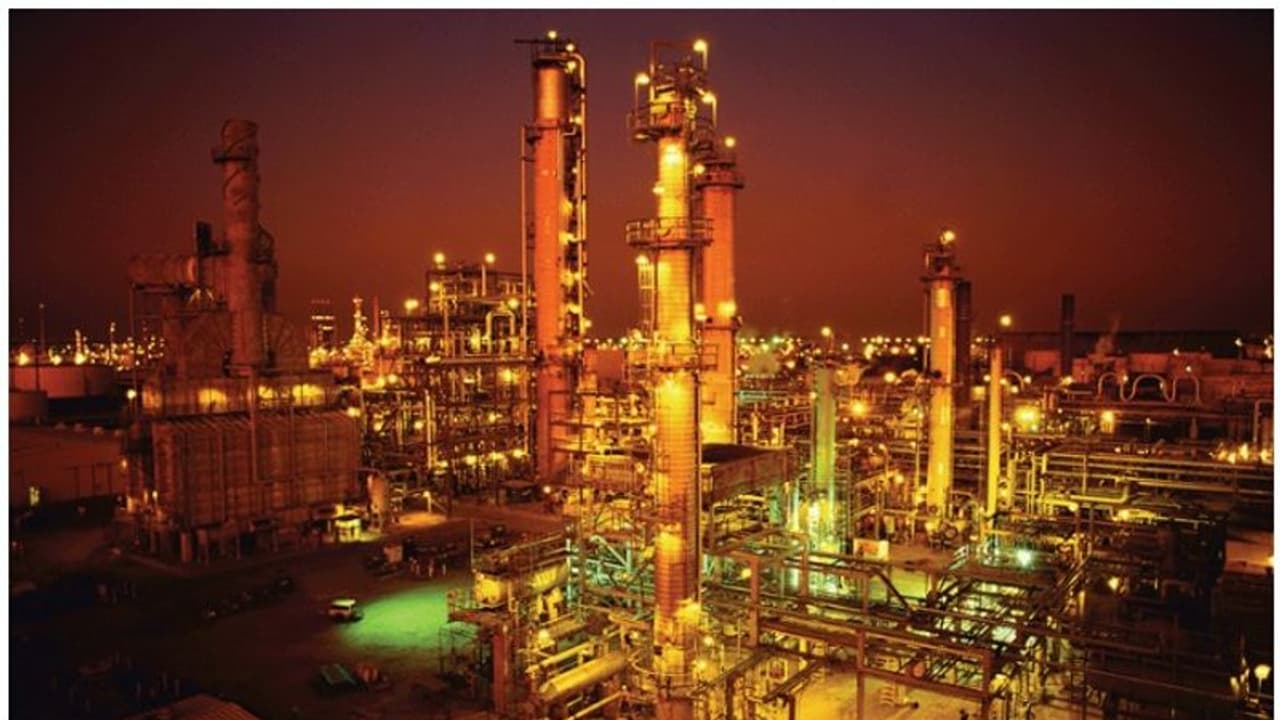 കുവൈത്തിലെ എണ്ണ ശുദ്ധീകരണ ശാലയില് തീപ്പിടുത്തം; ജീവനക്കാര്ക്ക് പരിക്കേറ്റു വീഡിയോ കുവൈത്തിലെ എണ്ണ ശുദ്ധീകരണ ശാലയില് തീപ്പിടുത്തം; ജീവനക്കാര്ക്ക് പരിക്കേറ്റു വീഡിയോ