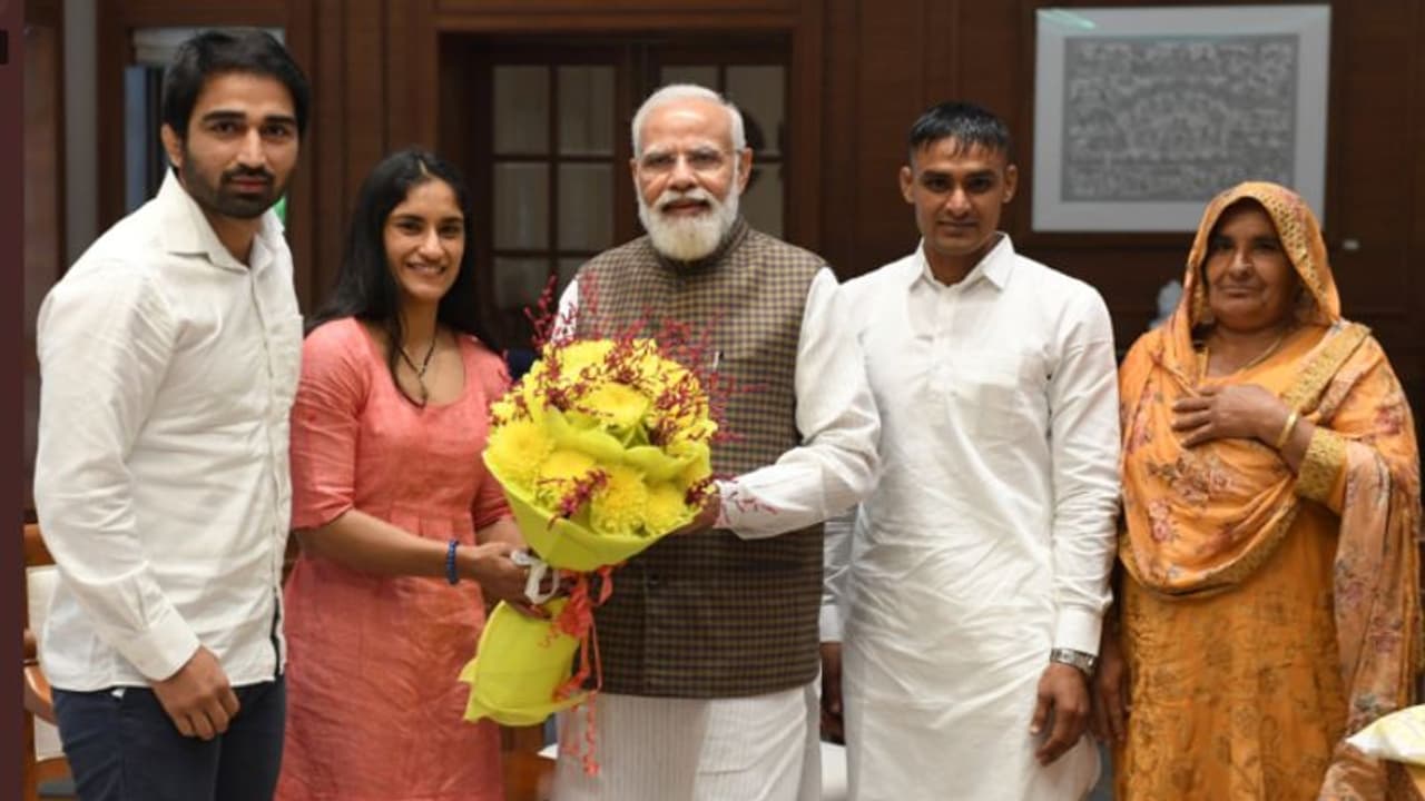 ओलंपियन विनेश फोगट परिजन के साथ मिलीं पीएम मोदी से, ट्वीट कर शेयर किया अनुभव