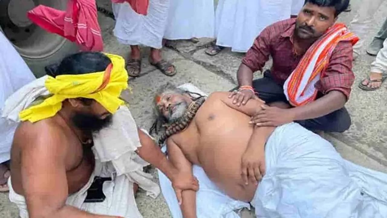 कम्प्यूटर बाबा की कैसी हो गई हालत: बाल बाल बची उनकी जान, मौत यूं छूकर निकल गई... कम्प्यूटर बाबा की कैसी हो गई हालत: बाल बाल बची उनकी जान, मौत यूं छूकर निकल गई...