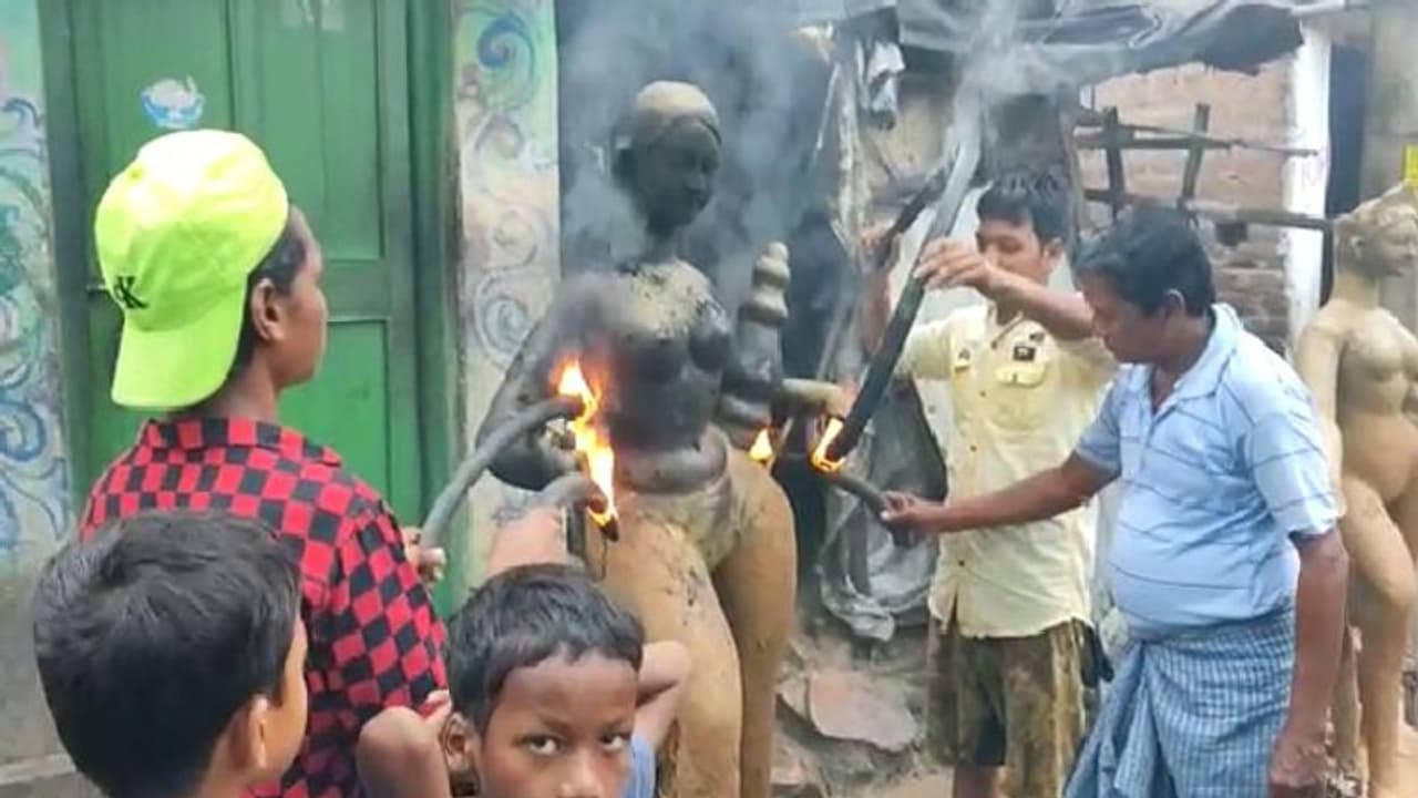 লক্ষ্মীর প্রতিমায় টায়ার জ্বালিয়ে ধরানো হল আগুন, বাংলার বুকে এমন ছবি দেখে হতবাক সকলে লক্ষ্মীর প্রতিমায় টায়ার জ্বালিয়ে ধরানো হল আগুন, বাংলার বুকে এমন ছবি দেখে হতবাক সকলে