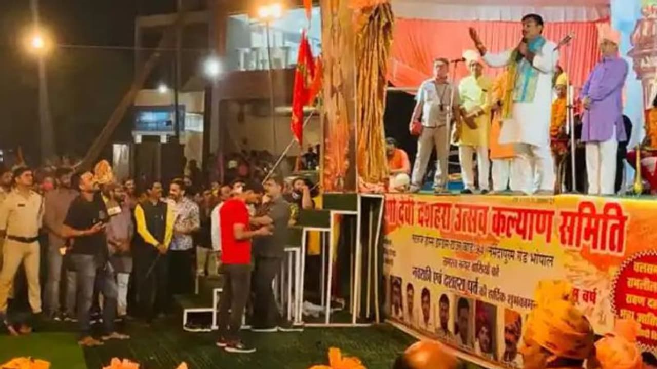 BJP विधायक बोले फादर और चादर वालों से दूर हो जाओ हिंदुओं, ये तुम्हें बर्बाद कर देंगे... और भी दीं नसीहतें BJP विधायक बोले फादर और चादर वालों से दूर हो जाओ हिंदुओं, ये तुम्हें बर्बाद कर देंगे... और भी दीं नसीहतें