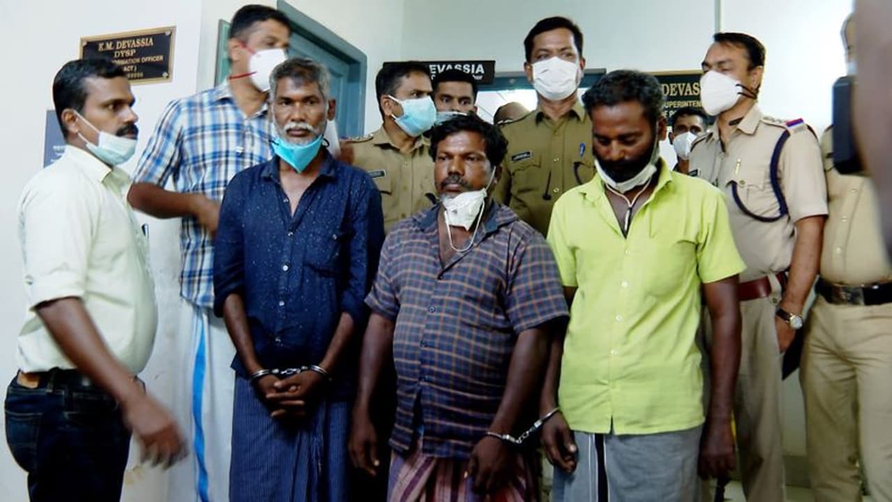 പ്രളയ ഭീതിക്കിടെ ഭയപ്പെടുത്തി കുറുവ കവർച്ചാ സംഘം; നിരീക്ഷണം ശക്തമാക്കിയെന്ന് പൊലീസ് പ്രളയ ഭീതിക്കിടെ ഭയപ്പെടുത്തി കുറുവ കവർച്ചാ സംഘം; നിരീക്ഷണം ശക്തമാക്കിയെന്ന് പൊലീസ്