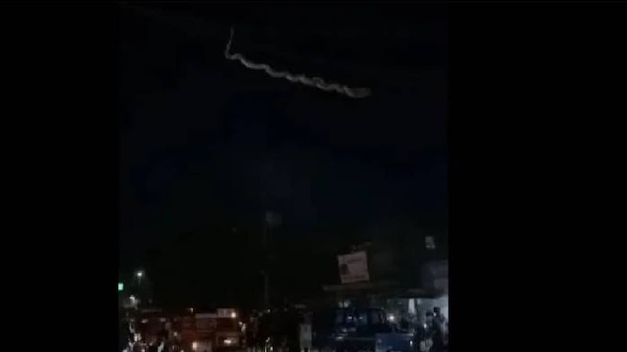 തലയ്ക്ക് തൊട്ടുമുകളിൽ വയറിൽ തൂങ്ങി പാമ്പ്, പേടിച്ച് ജനങ്ങൾ, വൈറലായി വീഡിയോ