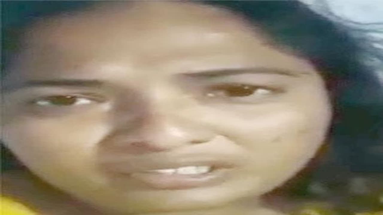 Huzurabad Bypoll: ఉద్యోగాలెక్కడని అడిగితే... రోడ్డుపైనే పోలీసులు చితకబాదారు: నిరుద్యోగ యువతి ఆవేదన