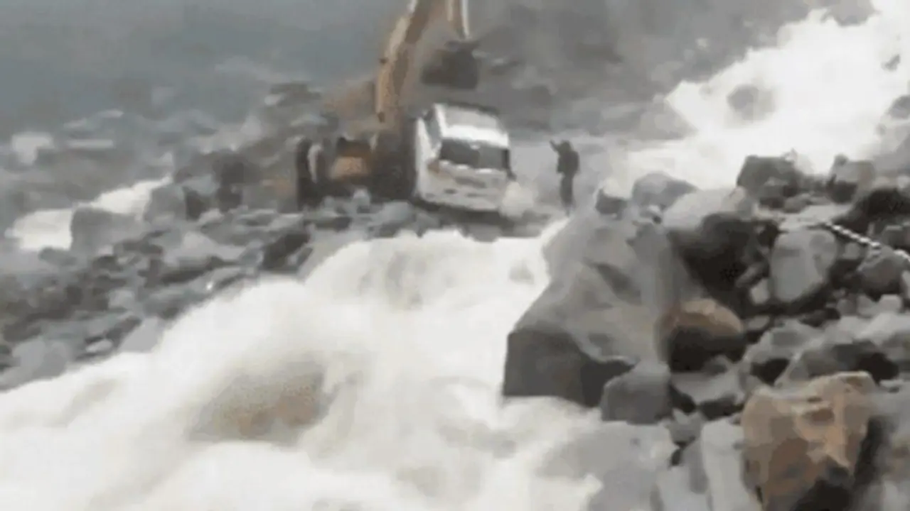 একটানা বৃষ্টিতে বিপর্যস্ত উত্তরাখন্ড, পাহাড়ি ধসের মুখে আটকে বাঙালি পর্যটকদের দল একটানা বৃষ্টিতে বিপর্যস্ত উত্তরাখন্ড, পাহাড়ি ধসের মুখে আটকে বাঙালি পর্যটকদের দল