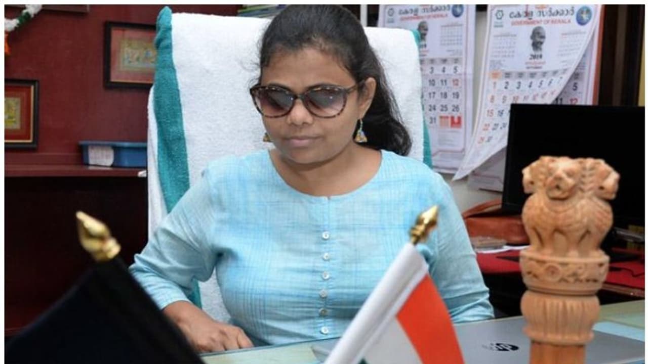 6ാം വയസ്സിൽ കാഴ്ച പോയി; സ്വയം പഠിച്ച് സിവിൽ സർവ്വീസ്; കാഴ്ചയില്ലായ്മയെ കേൾവി കൊണ്ട് നേരിട്ട് പ്രജ്ഞല് 6ാം വയസ്സിൽ കാഴ്ച പോയി; സ്വയം പഠിച്ച് സിവിൽ സർവ്വീസ്; കാഴ്ചയില്ലായ്മയെ കേൾവി കൊണ്ട് നേരിട്ട് പ്രജ്ഞല്