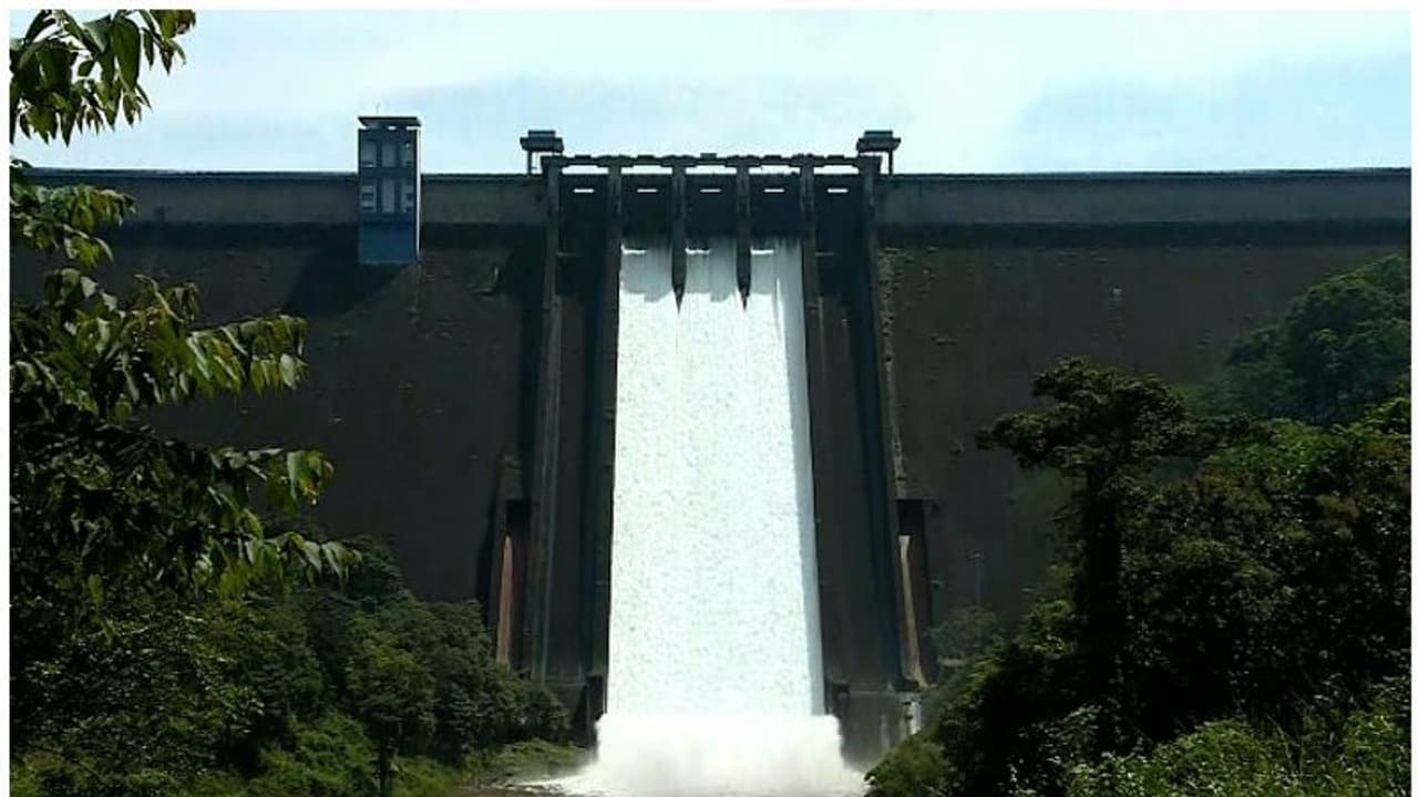Kerala rains| ഇടുക്കി ഡാമിന്റെ മൂന്ന് ഷട്ടറുകള് തുറന്നു; സെക്കന്റില് ഒഴുകുന്നത് ഒരുലക്ഷം ലിറ്റര് വെള്ളം Kerala rains| ഇടുക്കി ഡാമിന്റെ മൂന്ന് ഷട്ടറുകള് തുറന്നു; സെക്കന്റില് ഒഴുകുന്നത് ഒരുലക്ഷം ലിറ്റര് വെള്ളം