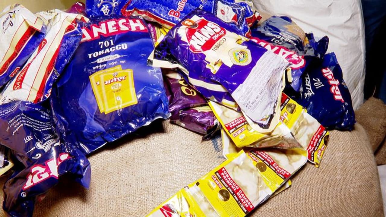 കുപ്പിവെള്ള കമ്പനിയുടെ മറവിൽ ഹാൻസ് കച്ചവടം; ആയിരം കിലോ ഹാന്സ് പിടികൂടി കുപ്പിവെള്ള കമ്പനിയുടെ മറവിൽ ഹാൻസ് കച്ചവടം; ആയിരം കിലോ ഹാന്സ് പിടികൂടി