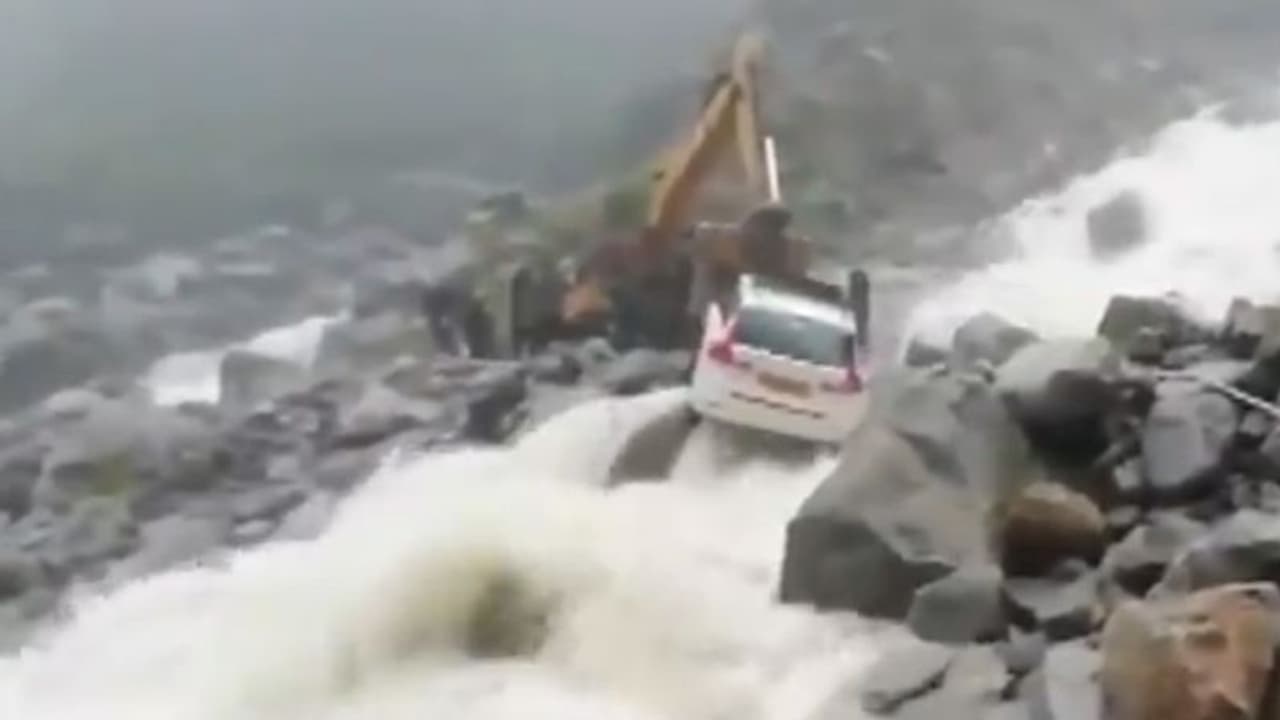 उत्तराखंड में भारी बारिश से तबाही: 500 से ज्यादा टूरिस्ट फंसे, रेस्क्यू ऑपरेशन जारी, पीएम मोदी ने की CM से बात उत्तराखंड में भारी बारिश से तबाही: 500 से ज्यादा टूरिस्ट फंसे, रेस्क्यू ऑपरेशन जारी, पीएम मोदी ने की CM से बात