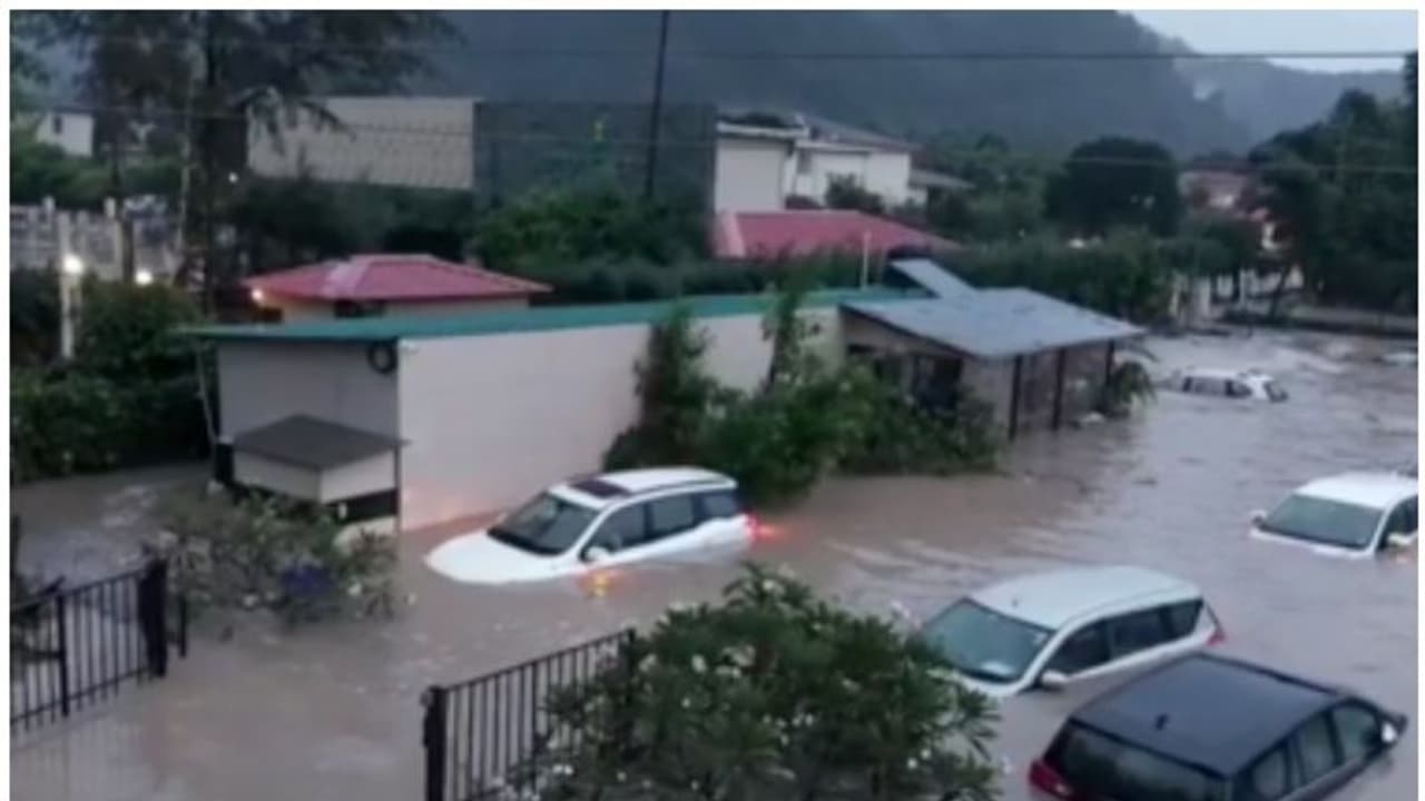 ഉത്തരാഖണ്ഡിലും പ്രളയം, മരണം 16 ആയി; നൈനിറ്റാളിൽ മേഘവിസ്ഫോടനം, മണ്ണിടിച്ചിലിൽ നിരവധിപ്പേർ കുടുങ്ങി