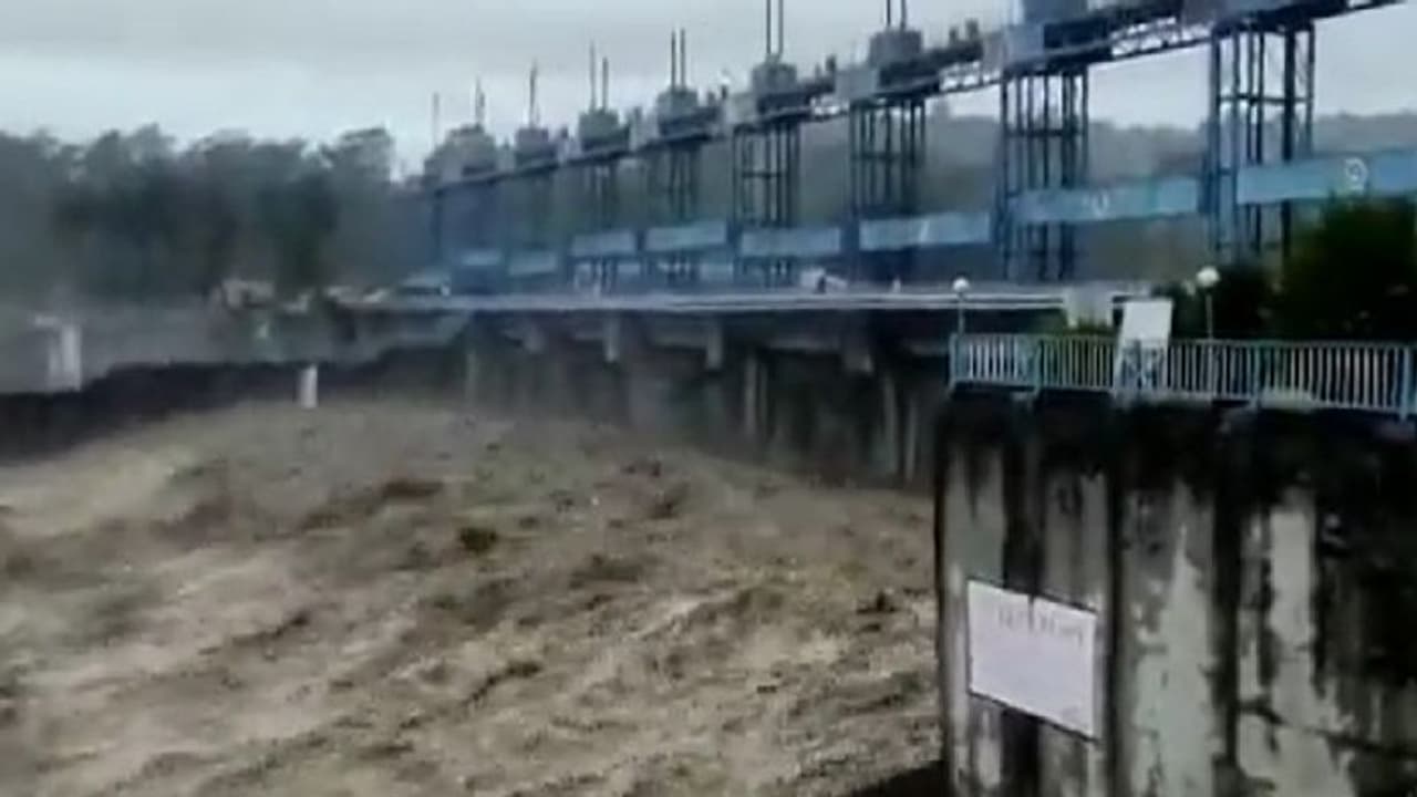 বৃষ্টি বিপর্যয় উত্তরাখন্ডে, জলবন্দী নৈনিতালে আটকে পর্যটকরা, মৃত ৭, খোঁজ নিলেন মোদী বৃষ্টি বিপর্যয় উত্তরাখন্ডে, জলবন্দী নৈনিতালে আটকে পর্যটকরা, মৃত ৭, খোঁজ নিলেন মোদী