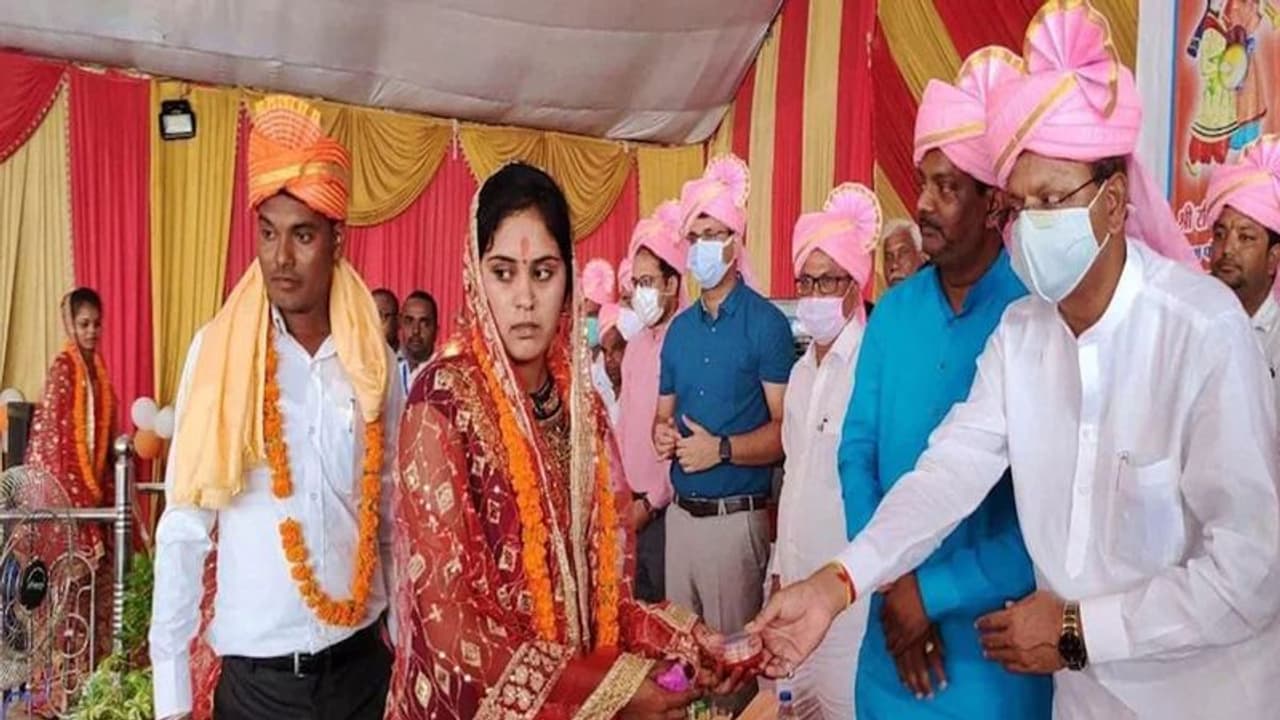 गजब हो गया! पत्नी के सामने पति ने साली के साथ लिए 7 फेरे, बीवी ने खुद कराईं रस्में, सच्चाई हैरान करने वाली गजब हो गया! पत्नी के सामने पति ने साली के साथ लिए 7 फेरे, बीवी ने खुद कराईं रस्में, सच्चाई हैरान करने वाली